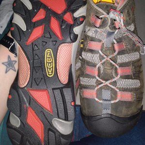 Women's Keen work shoes. Slip resistant. 11W